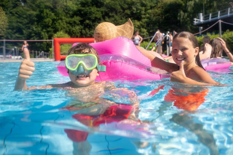 Zwei Kinder spielen im Wasser