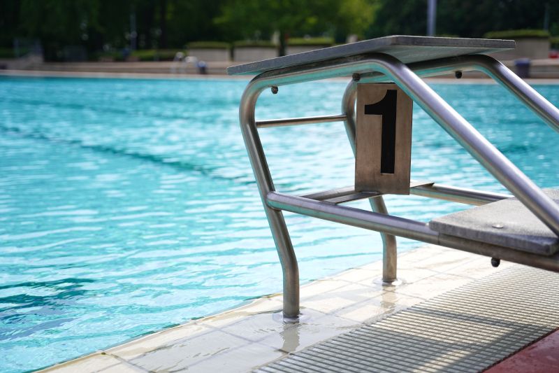 Blick auf das Schwimmbecken im Freibad Im Kleinen Felde